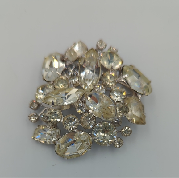 WEISS Clear Rhinestone Brooch Silver Tone Vintage Signed Rhodium Plating Pin - Picture 5 of 10